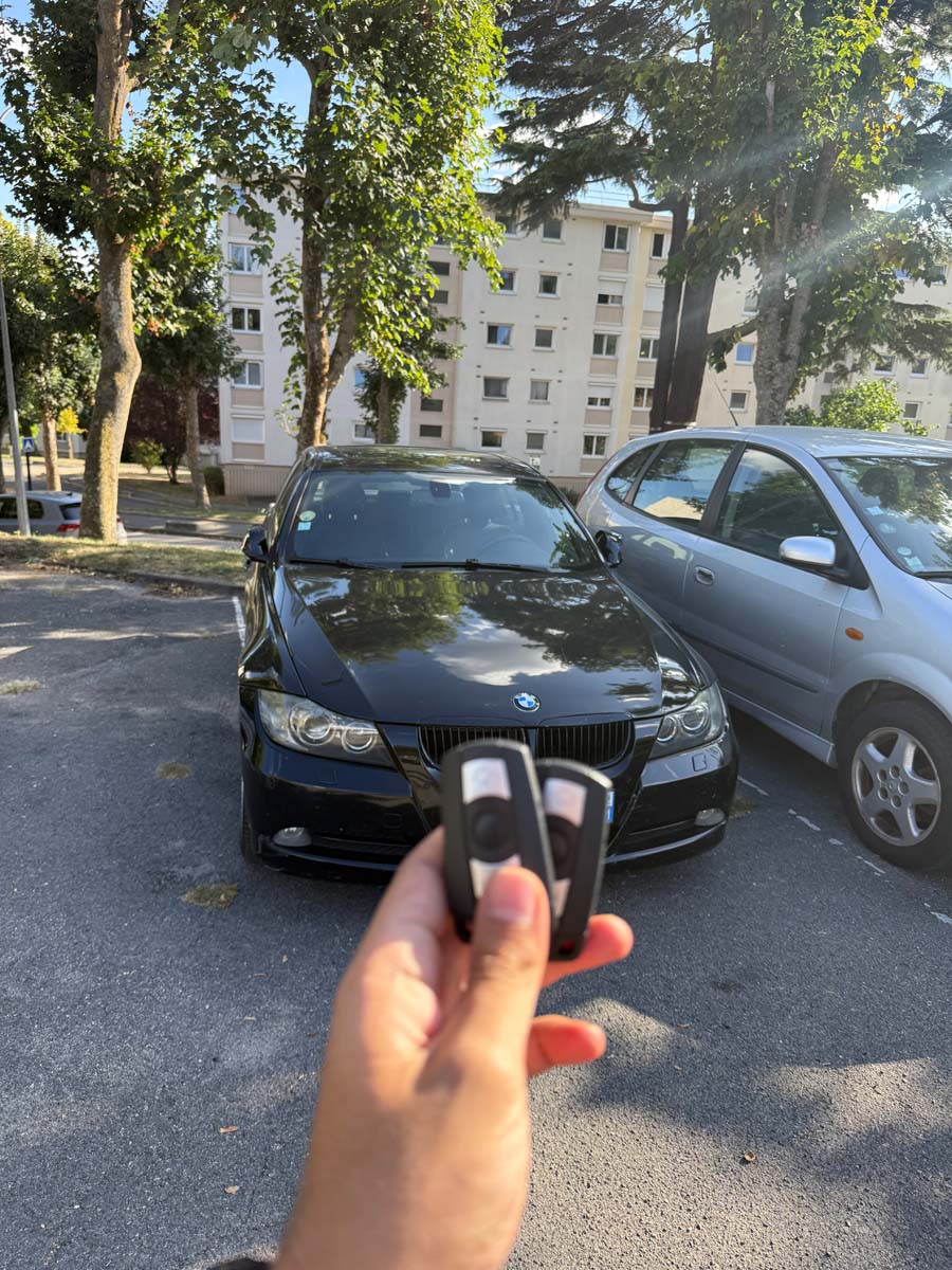 Double de clé de voiture à Paris : deux télécommandes BMW Série 3 programmées devant le véhicule